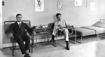 Hermanos Rasch junto con varias piezas de mobiliario icónico de la época