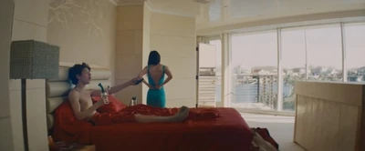 Dormitorio de Vanya con sábanas rojas durante el rodaje de Anora.