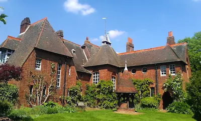 Fachada de la Casa Roja de Morris