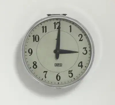 Reloj eléctrico sincronizado, diseñado por Behrens para AEG, 1910