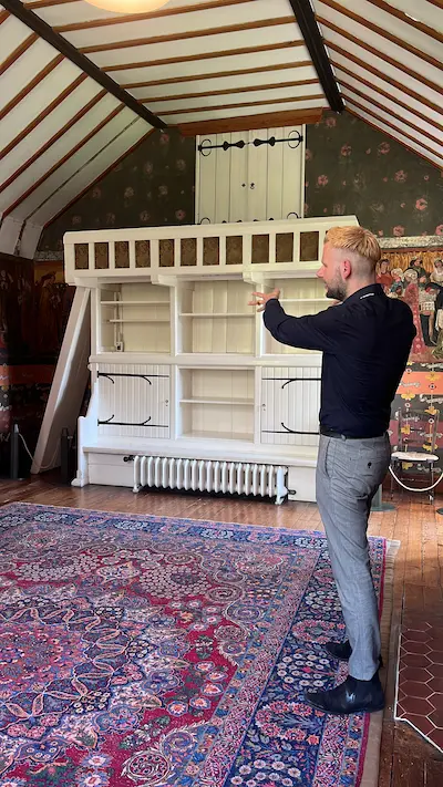 Guía en La Sala de Estar de La Casa Roja