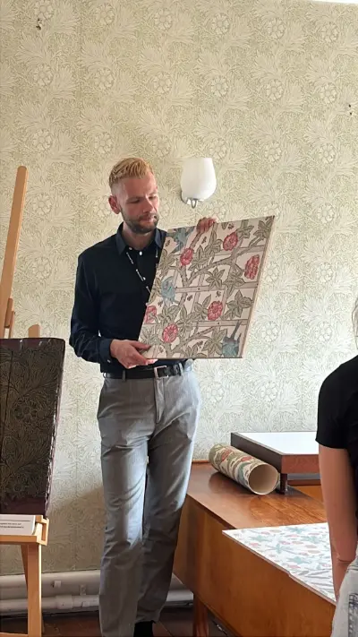 Primer papel de pared realizado por William Morris, los pájaros fueron diseñados por Philip Webb