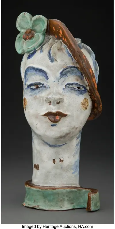 Cabeza de mujer con flor verde